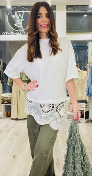 TENSIONE IN T-SHIRT ASIMMETRICA CON PIZZO