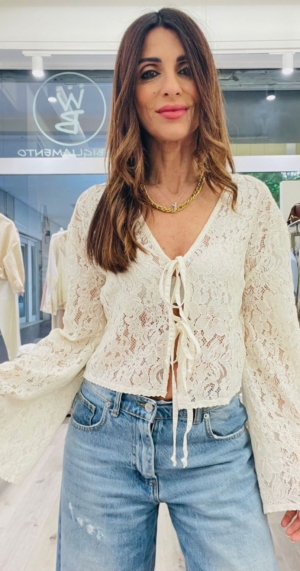 KIKISIX BLUSA CON LACCINI IN PIZZO
