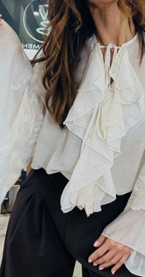 YUO DECIDE CAMICIA MUSSOLA CON VOLANT PIZZO